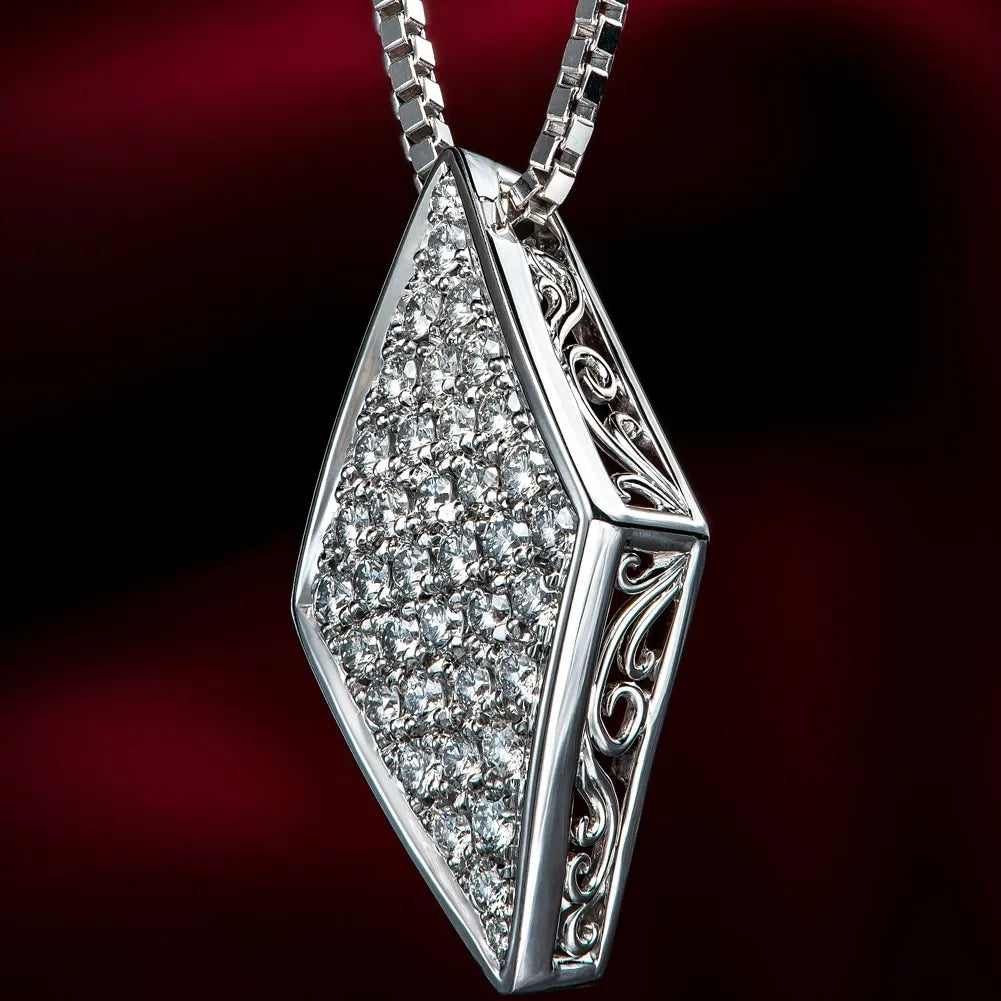 Rombus pave' diamond necklace.