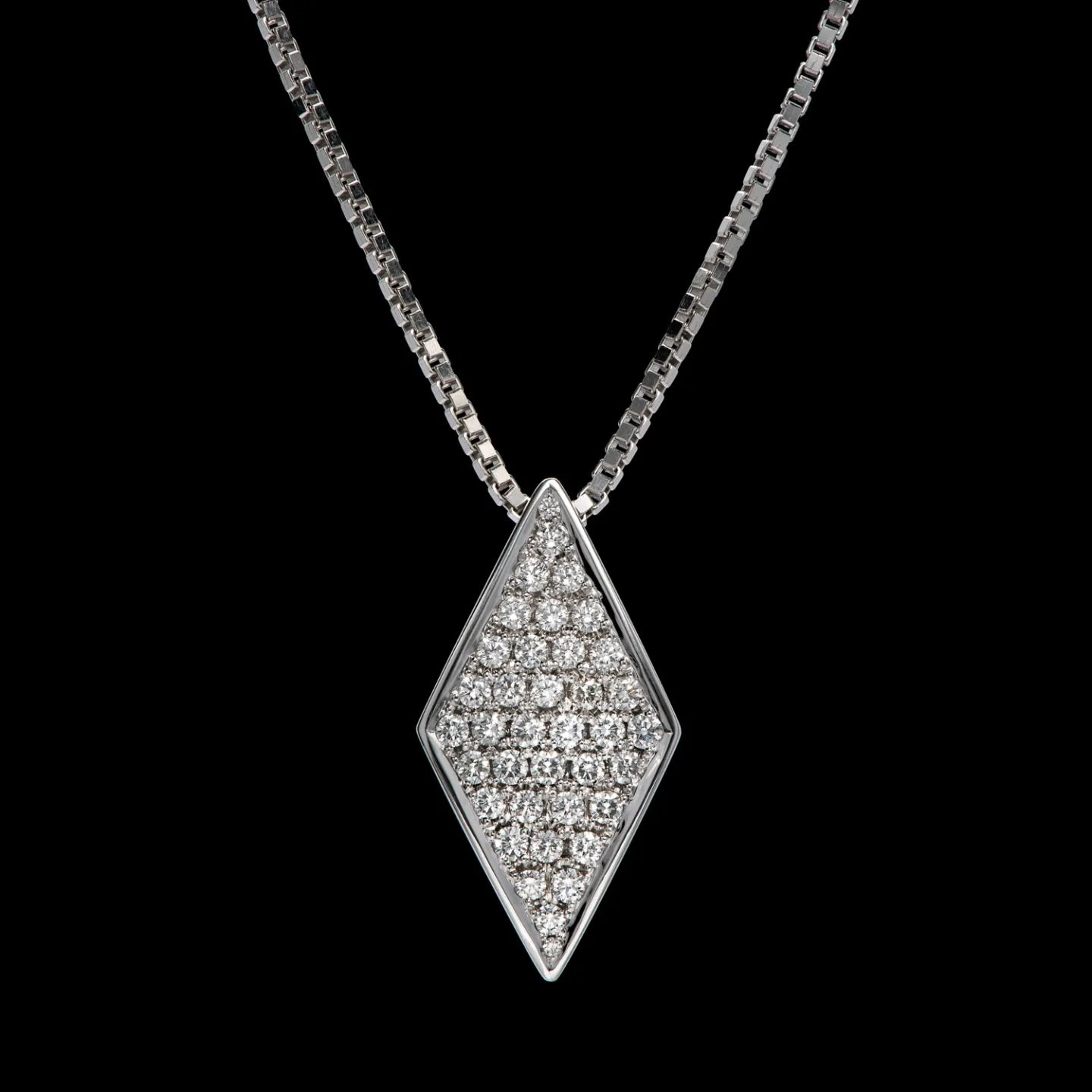 Rombus pave' diamond necklace.